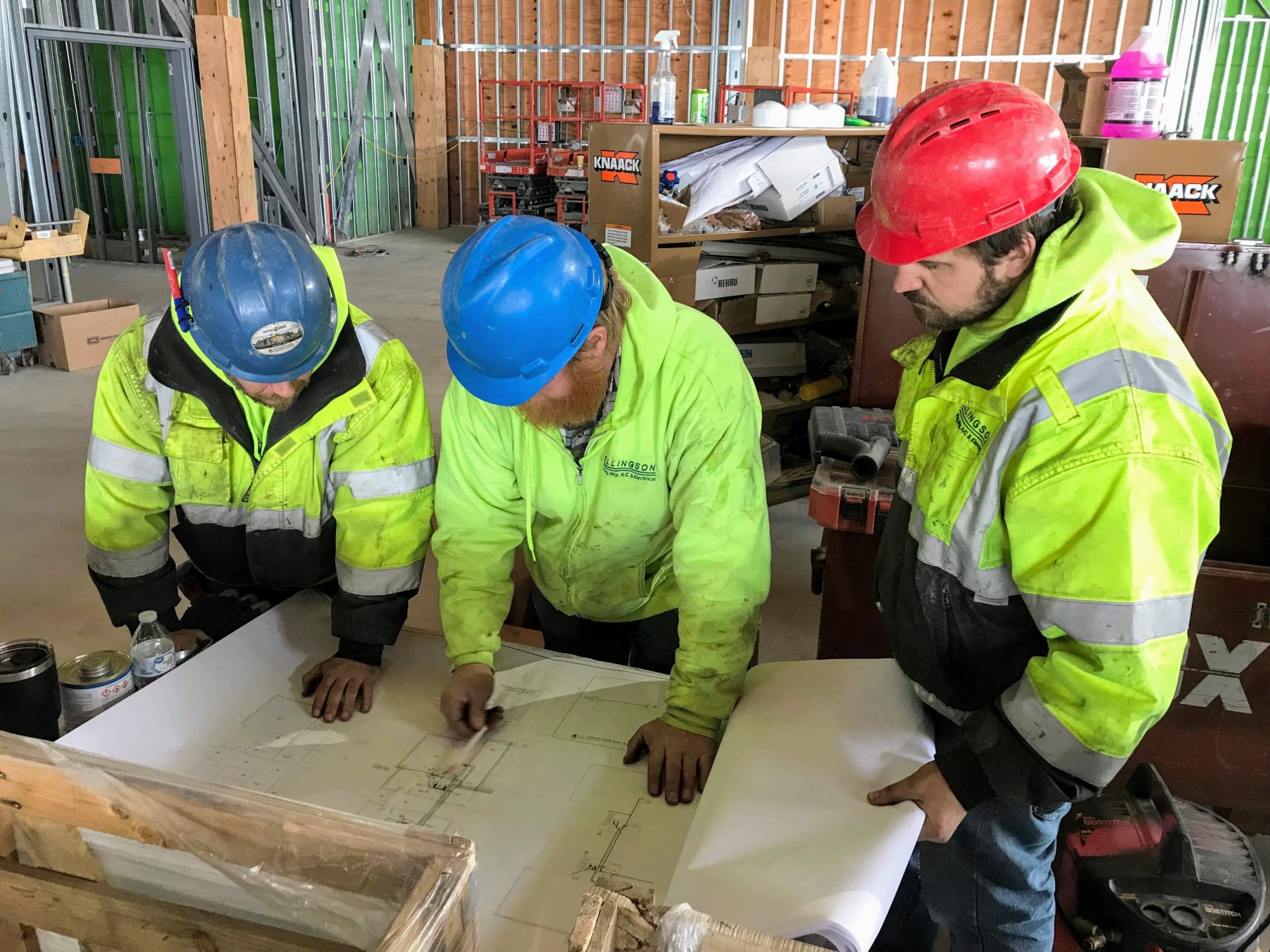 Installateurs bestuderen blauwdrukken